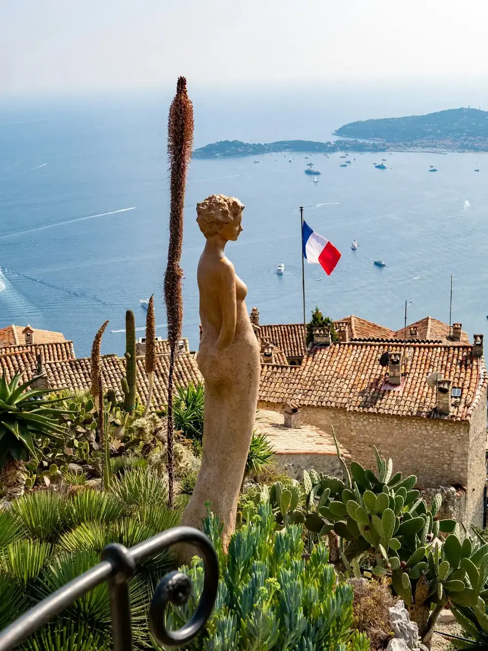 Jardin exotique d'Èze, statue de pierre face à la Méditerranée