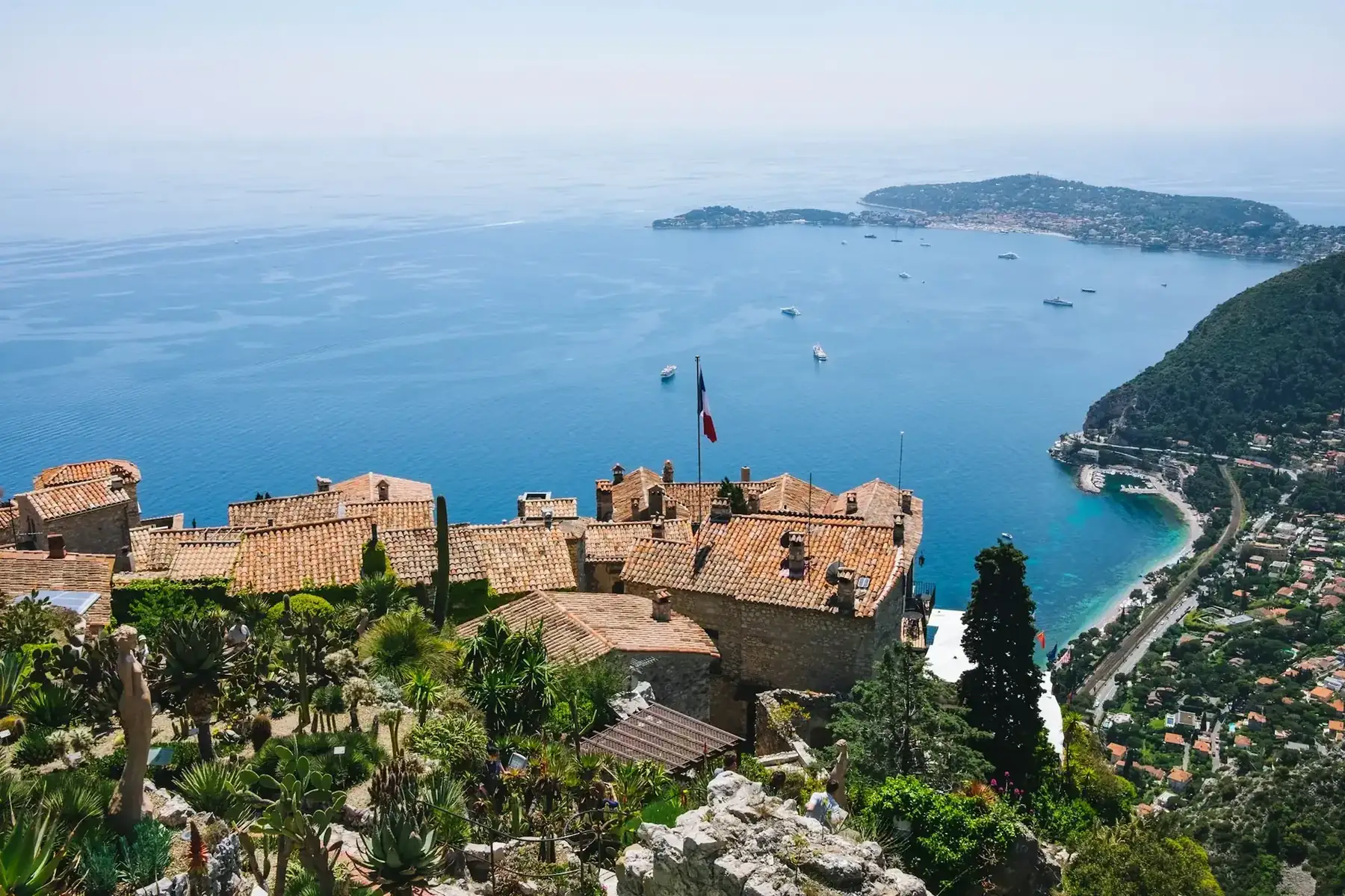 Le village perché d'Èze au-dessus de la Méditerranée