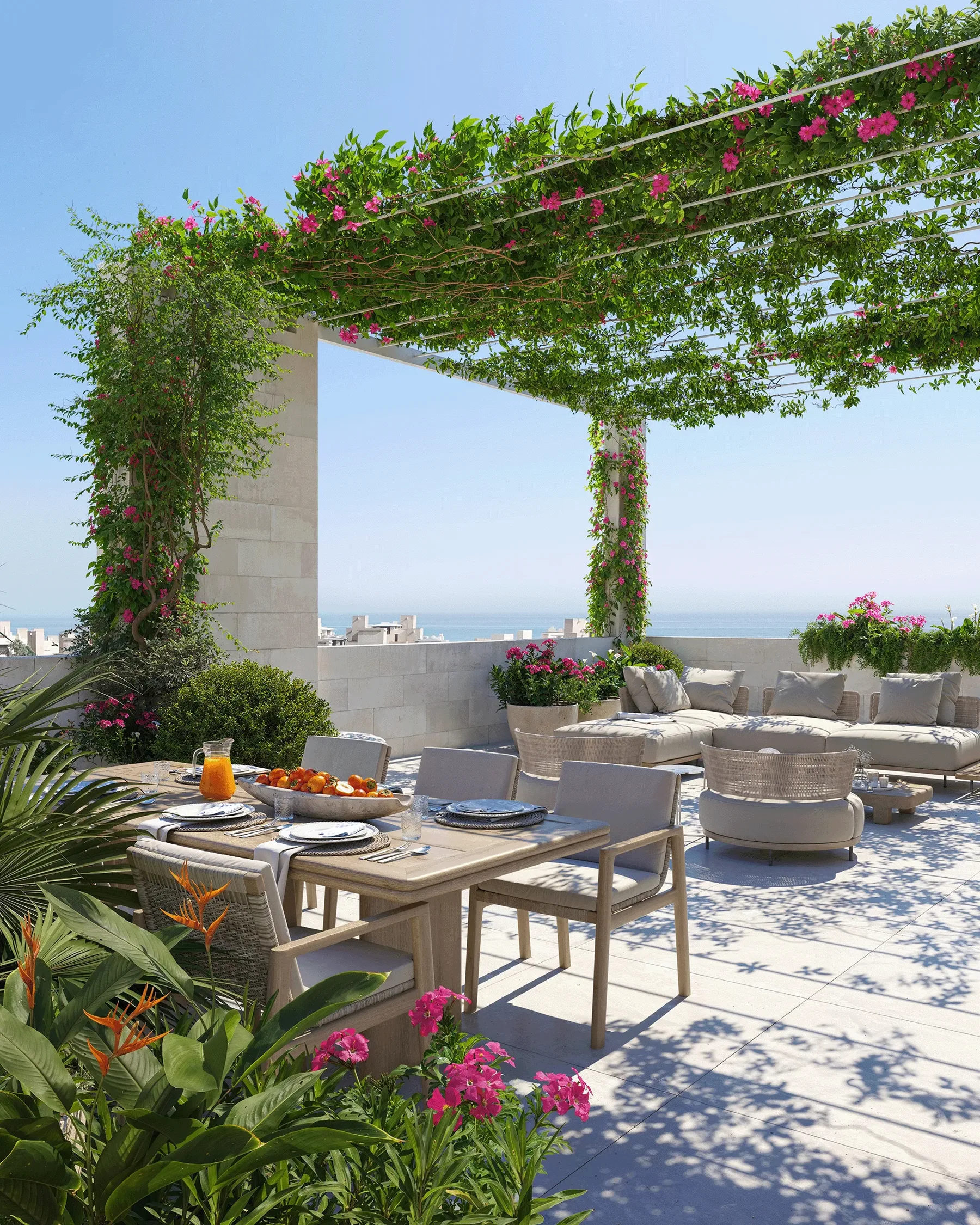 Table dressée sur une terrasse ombragée face à la mer