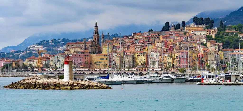 La vieille ville de Menton et son port vus depuis la mer