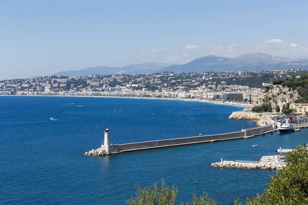 La baie des Anges et le phare du port de Nice