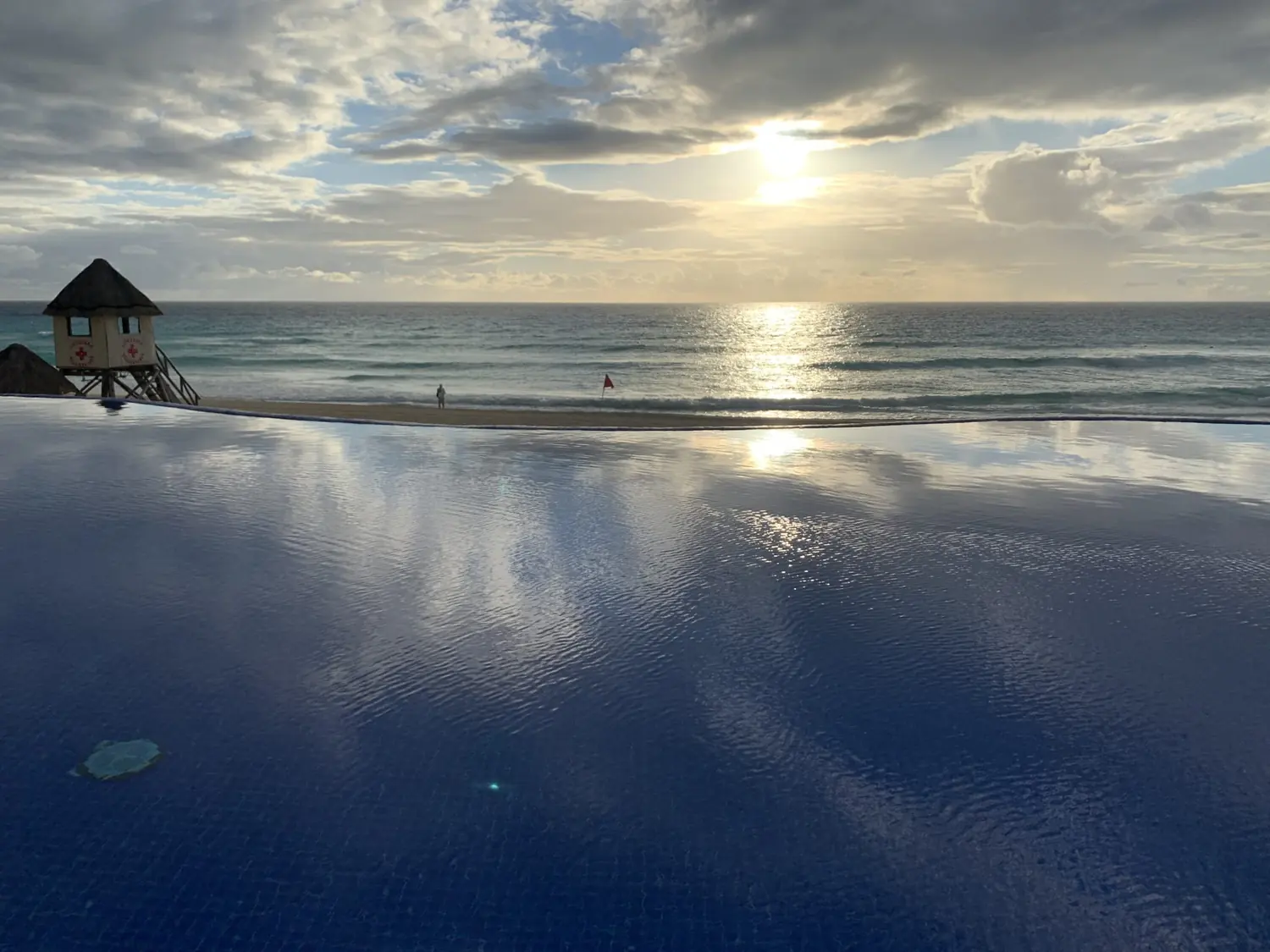 Piscine à débordement face à l'horizon, en fin de journée